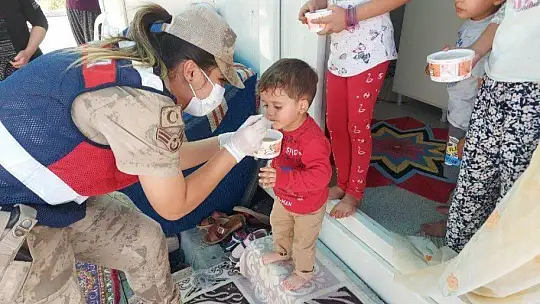 Mehmetçik konteyner kentte kalan ailelere aşure dağıttı