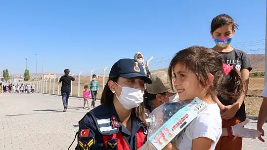 Mehmetçik konteyner kentte kalan ailelere aşure dağıttı