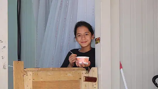Mehmetçik konteyner kentte kalan ailelere aşure dağıttı
