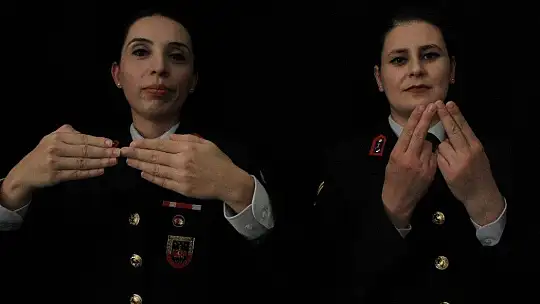 Mehmetçik'ten işaret diliyle anlamlı mesaj, vefalı sürpriz