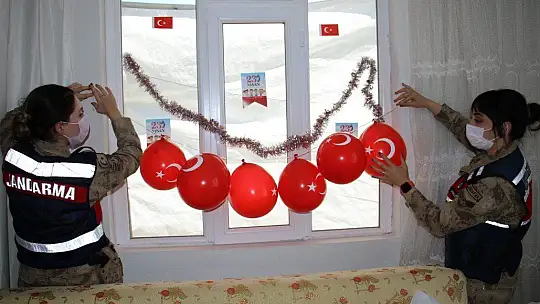 Mehmetçik'ten köy çocuklarına bayram sürprizi, gören koştu