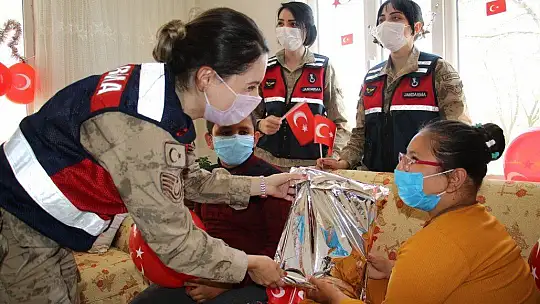 Mehmetçik'ten köy çocuklarına bayram sürprizi, gören koştu