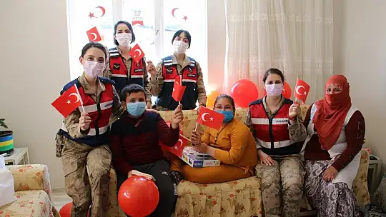 Mehmetçik'ten köy çocuklarına bayram sürprizi, gören koştu