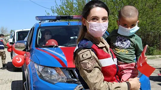 Mehmetçik'ten köy çocuklarına bayram sürprizi, gören koştu