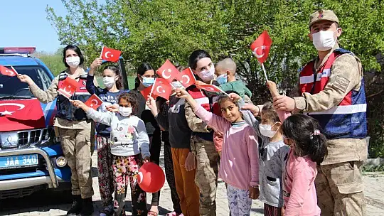 Mehmetçik'ten köy çocuklarına bayram sürprizi, gören koştu