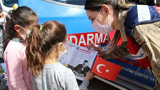 Mehmetçik'ten köy çocuklarına bayram sürprizi, gören koştu