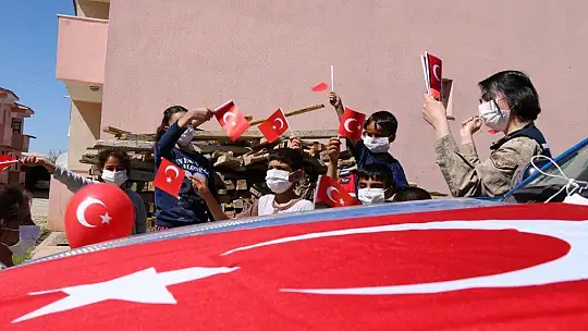 Mehmetçik'ten köy çocuklarına bayram sürprizi, gören koştu