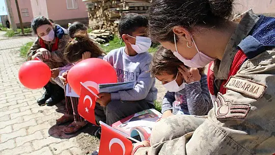 Mehmetçik'ten köy çocuklarına bayram sürprizi, gören koştu