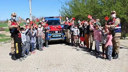 Mehmetçik'ten köy çocuklarına bayram sürprizi, gören koştu