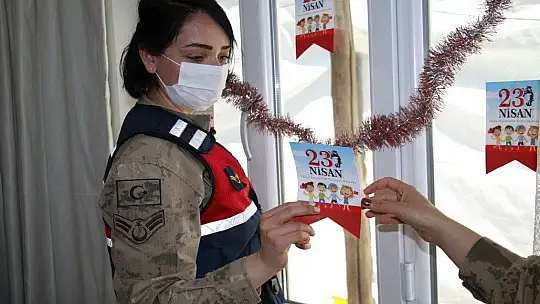 Mehmetçik'ten köy çocuklarına bayram sürprizi, gören koştu