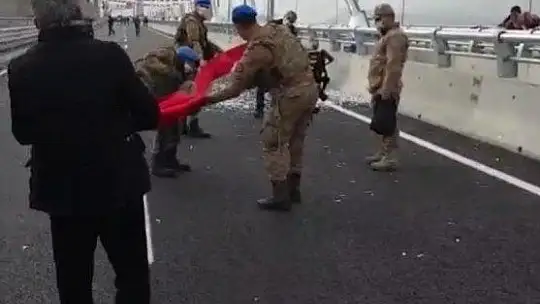 Mehmetçikten bayrak hassasiyeti