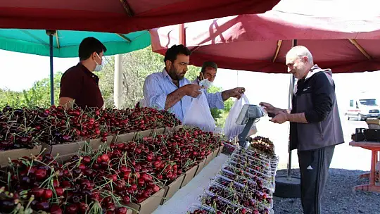 Mevsimlik işçilerden bayramda 'turfanda kirazı' hasadı