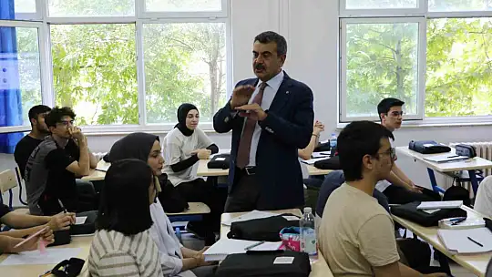 Milli Eğitim Bakanı Tekin, öğrencilerle bir araya