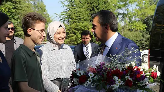 Milli Eğitim Bakanı Tekin, öğrencilerle bir araya