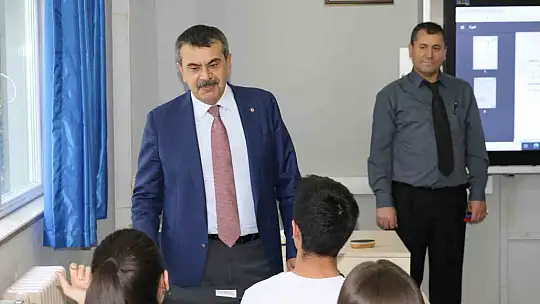 Milli Eğitim Bakanı Tekin, öğrencilerle bir araya