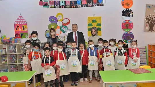 Milli Eğitim Müdürü Gürtürk, öğrencilere masal okudu