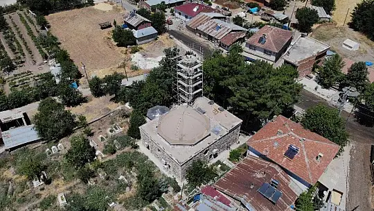 Minare restorasyonu leylekler için durduruldu