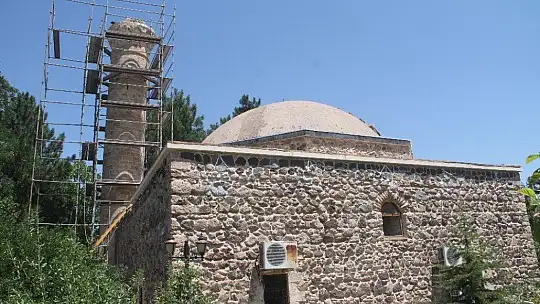 Minare restorasyonu leylekler için durduruldu