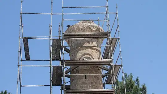 Minare restorasyonu leylekler için durduruldu