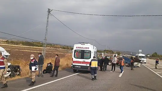Minibüs ile çarpışan traktör ikiye bölündü: 2 yaralı