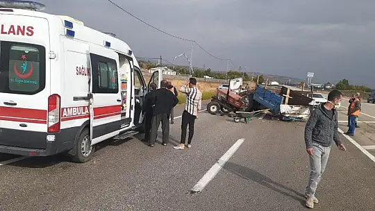 Minibüs ile çarpışan traktör ikiye bölündü: 2 yaralı