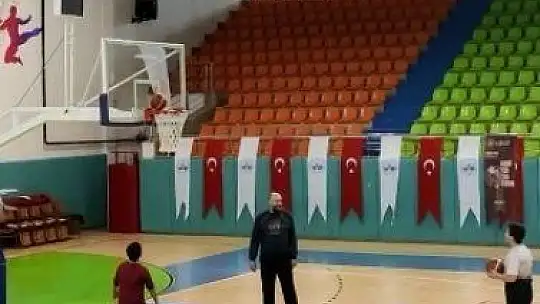Attığı top, potada 'asılı' kaldı