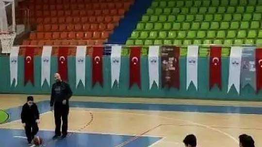 Attığı top, potada 'asılı' kaldı