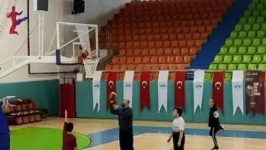 Attığı top, potada 'asılı' kaldı