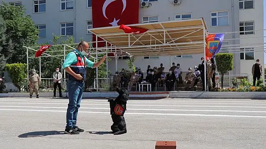 Minik öğrencilerden, jandarmaya anlamlı ziyaret