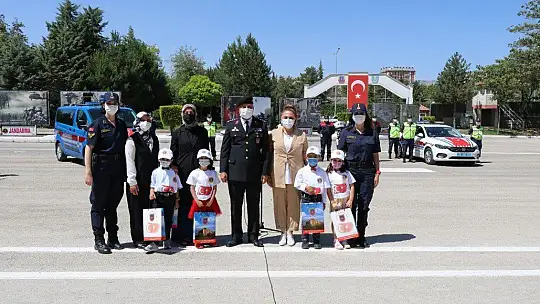 Minik öğrencilerden, jandarmaya anlamlı ziyaret