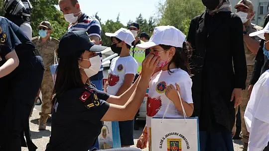 Minik öğrencilerden, jandarmaya anlamlı ziyaret