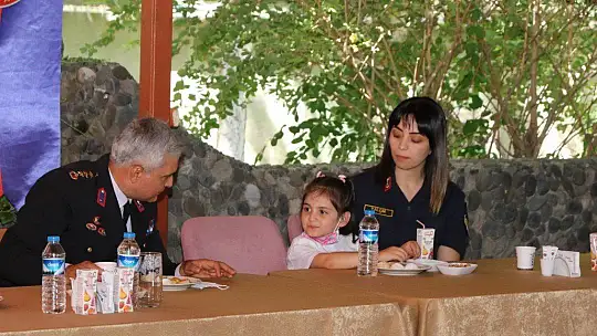 Minik öğrencilerden, jandarmaya anlamlı ziyaret