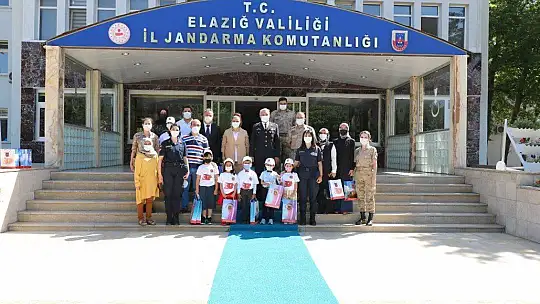 Minik öğrencilerden, jandarmaya anlamlı ziyaret