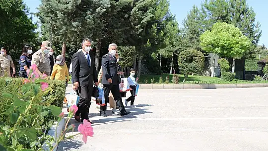Minik öğrencilerden, jandarmaya anlamlı ziyaret