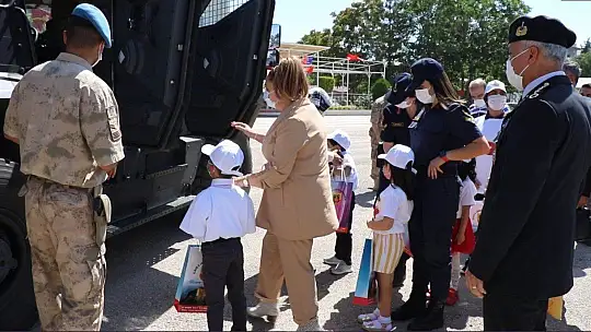 Minik öğrencilerden, jandarmaya anlamlı ziyaret