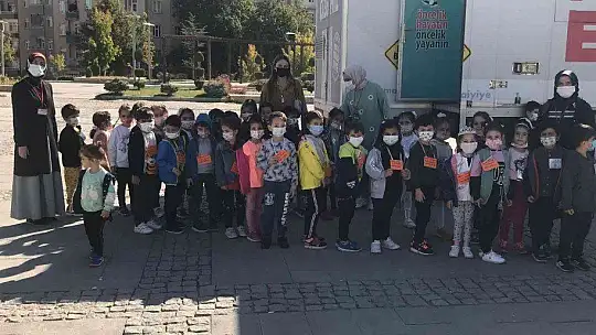 Mobil trafik eğitim tırı 2'nci gününde Elazığ'da eğitime devam etti