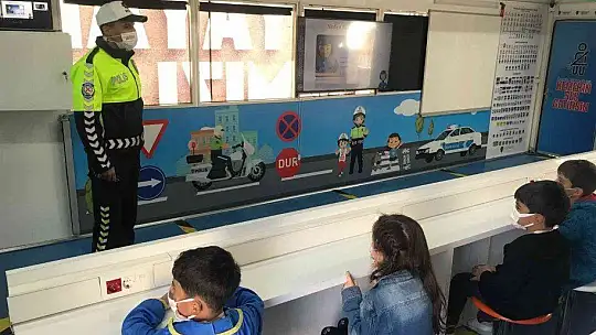 Mobil trafik eğitim tırı 2'nci gününde Elazığ'da eğitime devam etti