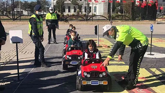Mobil Trafik Eğitim Tırı Elazığ'da öğrencilerle buluştu
