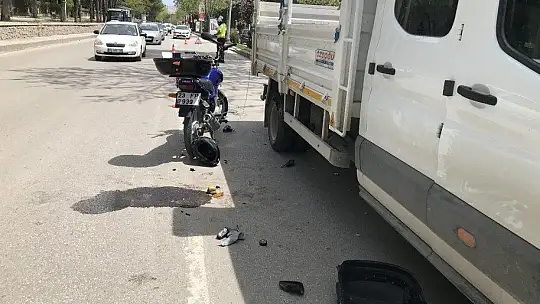 Motosiklet, kamyonete çarptı: 2 yaralı