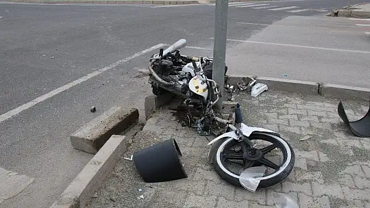 Motosiklet önce kaldırıma sonra direğe çarptı: 2 yaralı