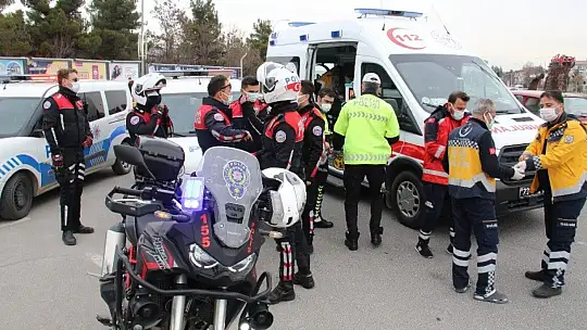 Motosiklet önce kaldırıma sonra direğe çarptı: 2 yaralı