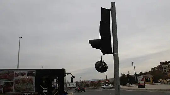 Motosiklet önce kaldırıma sonra direğe çarptı: 2 yaralı