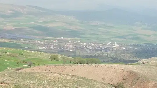 Muhtar, karantinaya aldığı köyünü köşe bucak dezenfekte ettirdi