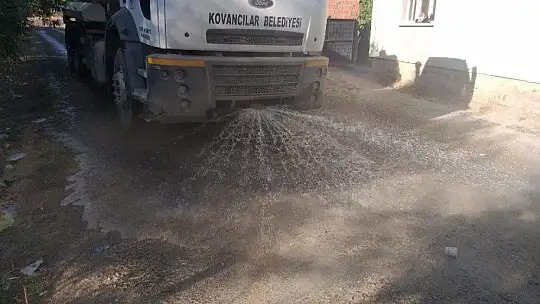 Muhtar, karantinaya aldığı köyünü köşe bucak dezenfekte ettirdi