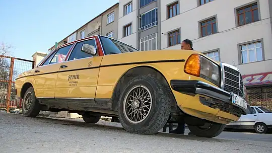 Müslüm Gürses binmişti, kentin en eski ve lüks taksisi halen yollarda