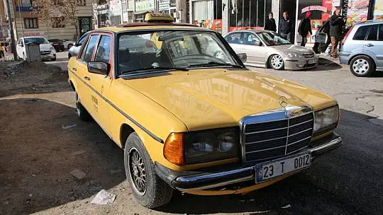 Müslüm Gürses binmişti, kentin en eski ve lüks taksisi halen yollarda