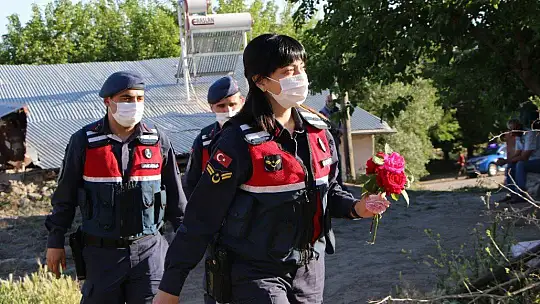 Mutluluğun fotoğrafı, jandarma hem duygulandı, hem duygulandırdı