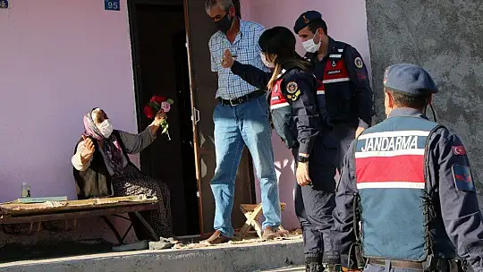 Mutluluğun fotoğrafı, jandarma hem duygulandı, hem duygulandırdı