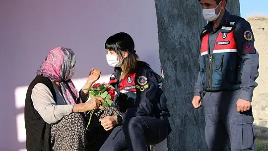 Mutluluğun fotoğrafı, jandarma hem duygulandı, hem duygulandırdı