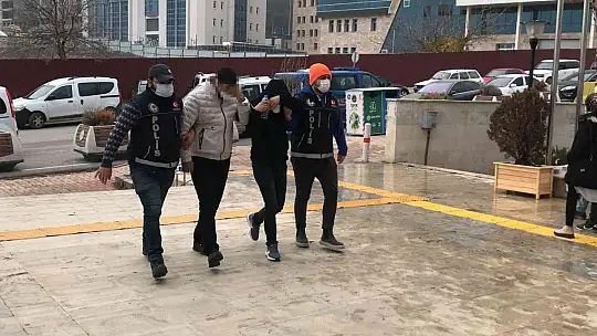 Narkotik köpeği 'Alex' uyuşturucuya geçit vermedi: 2 gözaltı